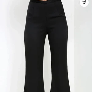 Flared-black-pants - Ett par vida-glansiga och svarta byxor, skitsnygga fest-brallor! Storleken är i XS och alldeles oanvända :) nypris är 800 kr✨