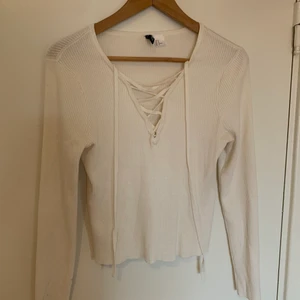 Topp - Fin topp från h&m med snörning fram. Endast testad men hade ett hål vid axeln när jag köpte. (Såg det idag) den är gräddvit och ribbad och lite cropped. Jättefint skick 🌟 
