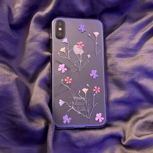 Så fint blommigt skal!  - Ett kenomskinligt skal men blommor! Lite repig då jag använt de några gånger, blommorna är i lila,rosa, gul, ljus blå/vit och orange/rosa!🌸