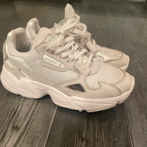 Adidas sko, FALKON W - Varsamt använda skor i storlek 36