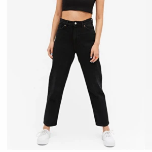 Monki jeans Taiki - Svarta jeans från Monki i modellen Taiki. Bra skick. Inte använt så mycket.