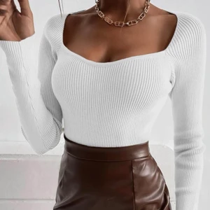 Ny vit topp  - Helt ny vitt topp som jag bara använt 2 gånger men inte för användning av. PM för fler bilder 💕 stretch M som passar m/l och större byst men även mindre ❤️