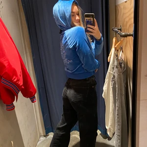 Juicy couture  - Säljer denna juicy tröja som ja köpte i höst och den är i princip oanvänd🤍 nypris 900 Pris kan diSkuteras 