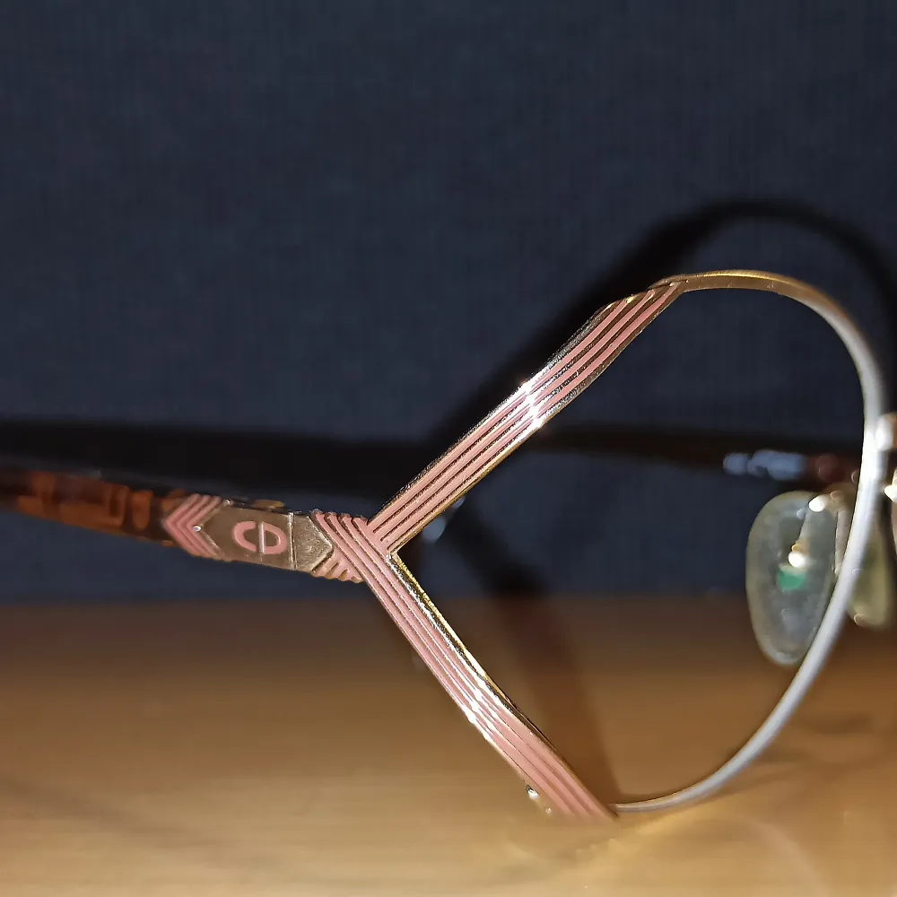 Vintage Christian Dior glasögon. Bågarna är i gott skick. Glas går fint att byta ut till egen styrka eller solglas hos optiker.. Accessoarer.