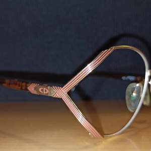 Vintage Christian Dior glasögon. Bågarna är i gott skick. Glas går fint att byta ut till egen styrka eller solglas hos optiker.