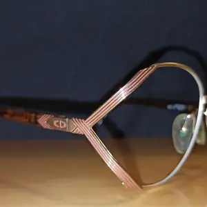 Vintage Christian Dior glasögon. Bågarna är i gott skick. Glas går fint att byta ut till egen styrka eller solglas hos optiker.