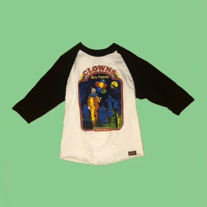 Clowns Are Funny tröja  - Clowns Are Funny baseball tröja, köpt i USA på Spencers. Säljes pga det inte är min stil längre, använt fåtal gånger! Utmärkt skick, inga hål. 