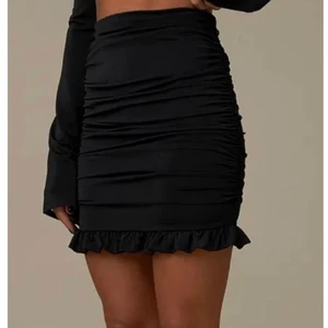 Kjol från hannaschönbergXnakd - Säljer denna super fina kjol från Hanna Schönbergs kollektion med Na-Kd! Storlek S, som ny! Lånad bild, Dm för fler bilder