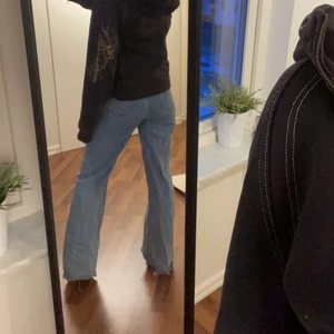 Zara jeans  - Säljer dessa jeans från Zara  (Är 169cm). Köparen står för frakt!