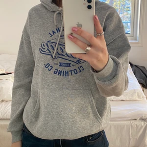Vintage hoodie  - Grå hoodie med vintage tryck på. Skönt material, luva och snörning framtill. Passar mig perfekt! Säljer då jag tror att någon anna kommer ha större anvöning av den :)