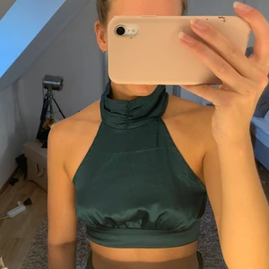 Grön siden topp - Aldrig använd, öppen i ryggen