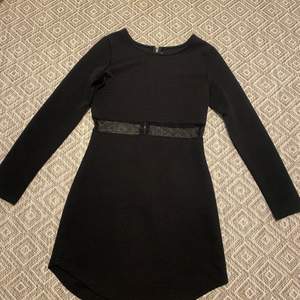 Elegant svart klänning med silver detaljer och svart mesh vid midjan. Helt oanvänd men AS snygg. Dock fel stolek...
