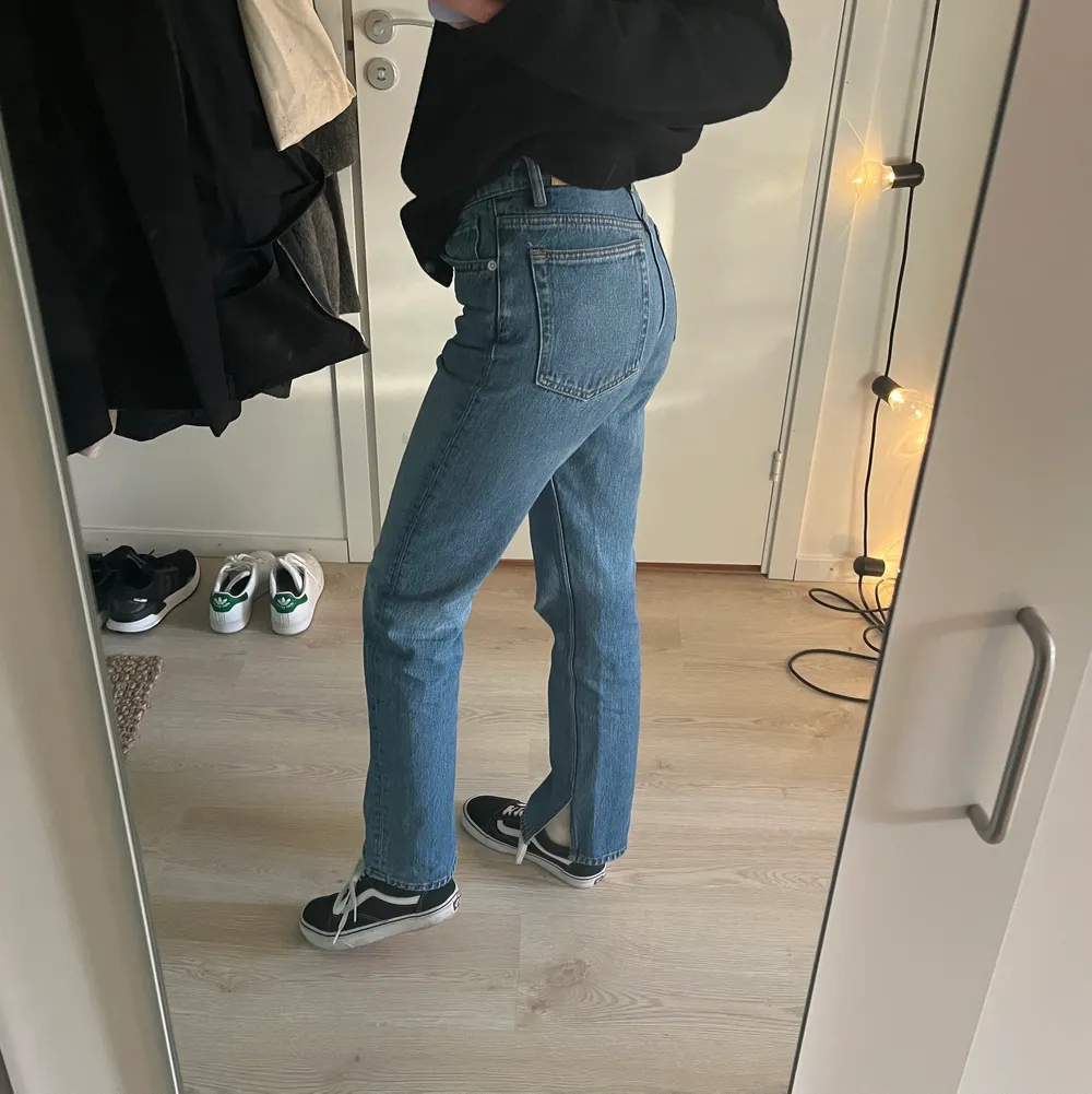 Raka jeans med en slits från monki i strl 25. Tyvärr lite för korta för mig som är 172 cm. Modellen finns inte kvar på monkis hemsida.. Jeans & Byxor.