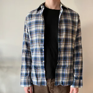 J.Lindeberg skjorta i strl M - J.Lindeberg skjorta i storlek M. Fint skick.