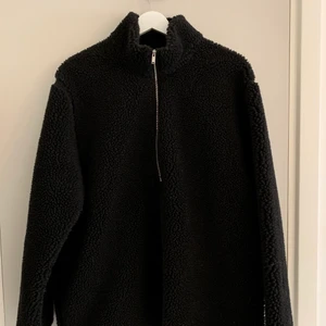 Teddyjacka från Arket🖤 - Snygg teddyjacka från Arket, varm, mysig och i nyskick🖤 Storlek M! Frakten ingår i priset! Nypris ca 1200!
