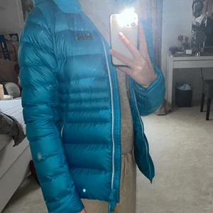 Helly Hansen jacka - Säljer nu min superfina blåa helly hansen jacka som är en perfekt skidjacka. Använd max 5 gånger och dragkedjorna funkar utmärkt. Inga märken. Strl S💕
