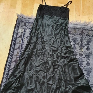 Long fest satin klänning  - I mycket bra skick och passar xs_s