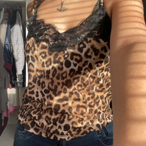 Söt leopard linne med spets - Leopard linne med spets från ZARA i storlek S. Jättefint till fest eller vardags med ett par jeans. 