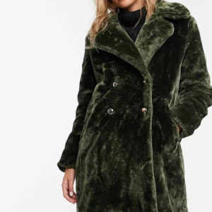 QED LONDON midikappa fuskpäls - Säljer min använda midikappa som är gjort av fuskpäls. Har en repa och knappar har kommit av. Om man är duktigt på att sy så kan man fixa och använda som andra-hand. Har varit super nöjd med den, väldigt skön under vinter tiden! Orginalpris: 1105kr 