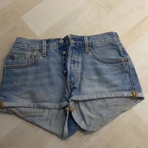 levis short S - Snygga shorts Stl S/36.  Hade dem max två gånger eftersom min storlek ändrats.  Säg till om du vill ha fler bilder.  Pris kan diskuteras❤️