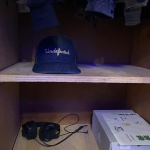 undefeated keps - Undefeated keps 9/10 pris kan då diskuteras svårt att få tag på denna kepsen,köpte den från sneakershyllan i Göteborg.