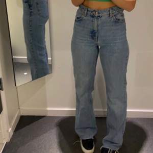 Säljer dessa super sköna zara jeans i storlek 34! 150+frakt, pris kan diskuteras!💕 hör av dig om du vill ha fler bilder! (Är 165 cm)