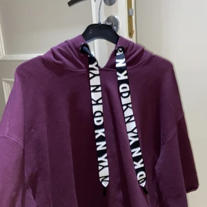 DKNY  - Väldigt bra kvalitet.  Sportstil men kan även bäras med jeans.  Färgen är lila eller lila.  Storlek L/XL.