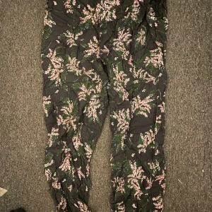 Tunna mysbyxor M - Som nya. Har fickor. Resår längst ner. 