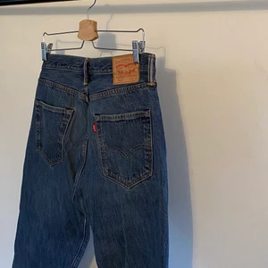 Levis 501 - Levis 501 i fint skick.  Vid köp av produkt: 1. Skicka meddelande med: - Namn - Adress och postnummer - Tel och mail 2. Swisha  3. Paketet postas till dig!