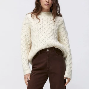 Zara stickad tröja - Jättegosig stickad tröjan från Zara, helt ny med lapp kvar💗