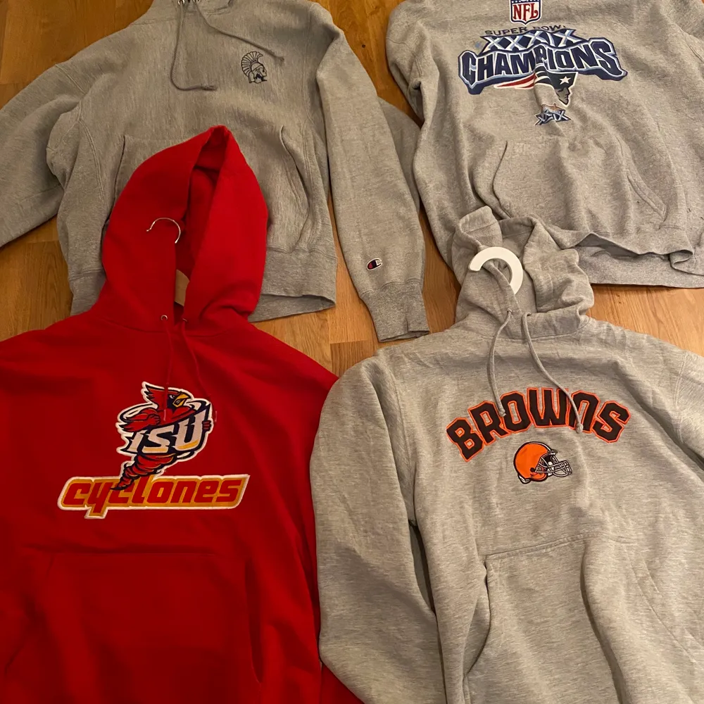 Säljer en massa vintage college hoodies Märken: Nike, champion Storlek: M-L 💶Pris varierar mellan: 250-500 kr Pris är diskuterbara och fit-pics tas i dm. Hoodies.