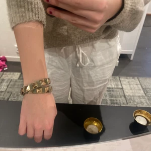 Jeansarmband  - Jättecoolt grönt jeansarmband med guldiga nitar! Passar till allt! Hör av er vid frågor💙💙💙