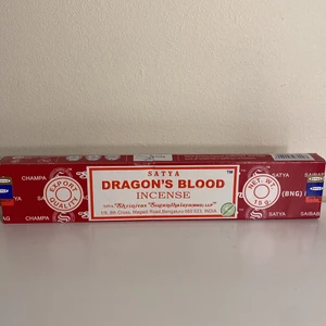 Rökelse - Hej! Jag säljer denna Dragon’s blood rökelsen för 39kr. Frakten är köparen ansvarig för 💗 Om ni gillar kristaller så kolla gärna min profil där jag säljer massor med kristaller och annat 💗🔮
