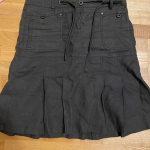 Brun kjol - Gullig kjol jag köpte second hand i Skåne. Har använt den en gång. Den sitter ganska thigh på mig speciellt vid höfterna. Kjolen räcker ner till knäna. Fraktar ej men möts up 😊