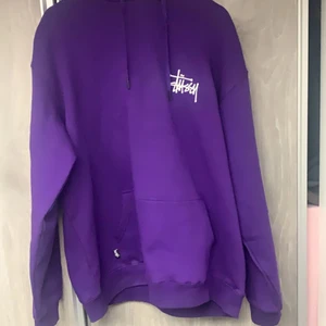 Stussy hoodie  - Säljer en här för att jag köpte den men den passade inte. Väldigt bra skick.