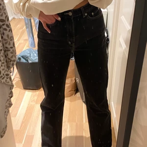 Svarta jeans  - Ett par raka svarta jeans ifrån Weekday med vita sömmar! (Spegeln som är smutsig) 163cm lång är jag som referens😀