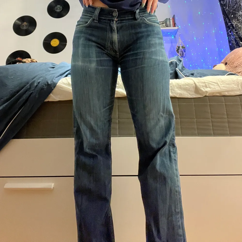 Säljer dessa skitsnygga jeans från Levis modell 506!❤️ Skulle säga att det är straight fit och lite tightare runt lår och rumpa 🥵 De är stretchiga och skulle säkert passa någon med lite större storlek, men passar mig med storlek 38/40 eller w30 jättebra! Färgen är mörkblå och byxorna går ner till marken på mig som är 164❤️ Säljer endast vid bra bud 🥰 . Jeans & Byxor.