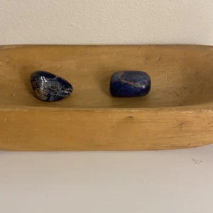Sodalit  - Hej! Jag säljer dessa super vackra sodaliter 💗 Säljer dem för 39kr styck. Frakten är köparen ansvarig över. Om ni gillar kristaller så kolla gärna min profil där jag säljer massor med andra kristaller 💗🔮