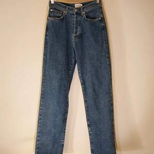 jättefina straight jeans med hög midja från NA-KD 🍇 endast använda några få gånger, så fortfarande i nyskick. priset går att diskutera, ge egna förslag 😆 om fler skulle vara intresserade blir det budgivning !!