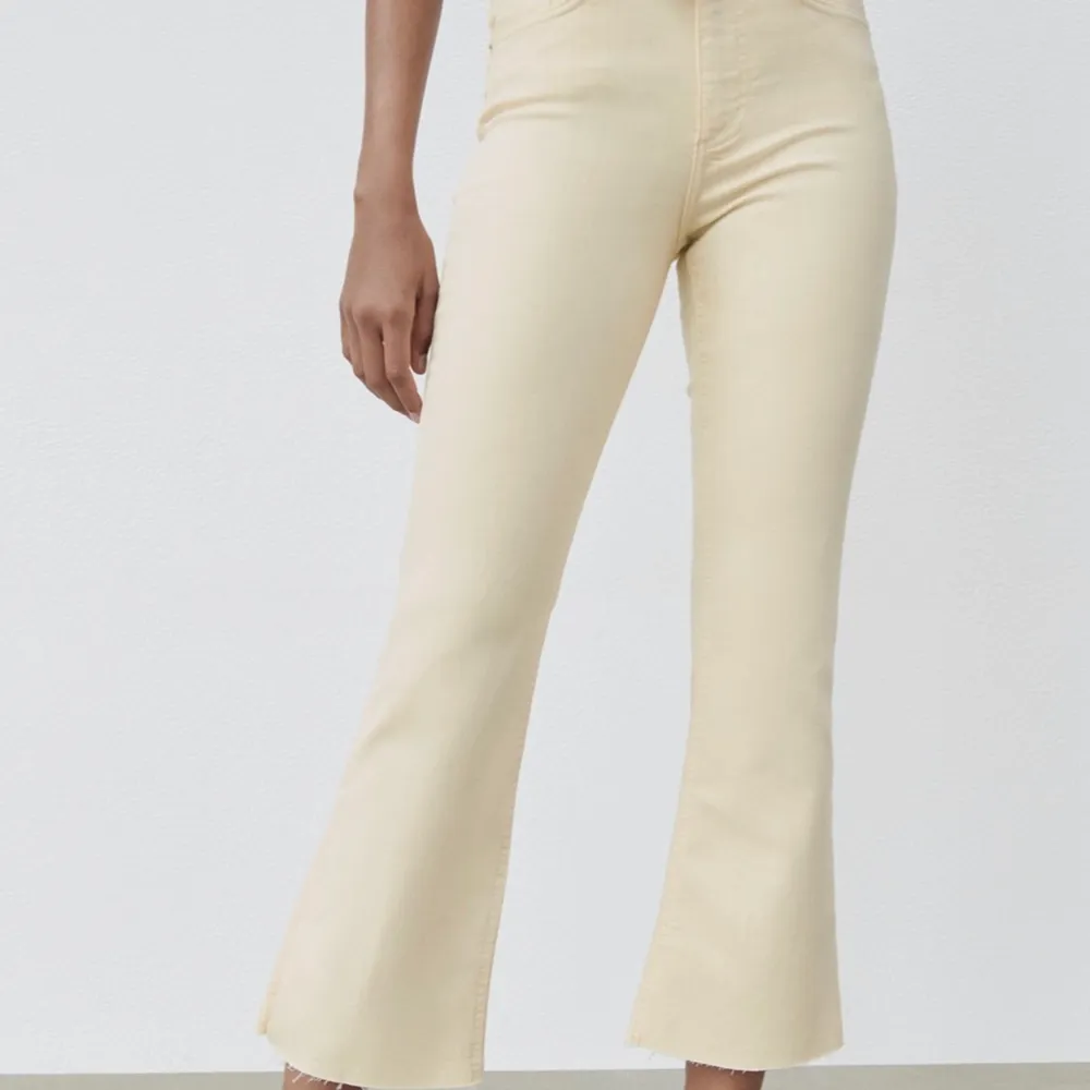 säljer dessa ljus beige cropped flared jeans från Zara, inköpt i höstats och har inte haft någon användning av dom! Superfina nu till våren, jeansen är cropped så de passar perfekt till dig som är kortare 💕  bilderna är tagna från Zaras hemsida 🥰. Jeans & Byxor.