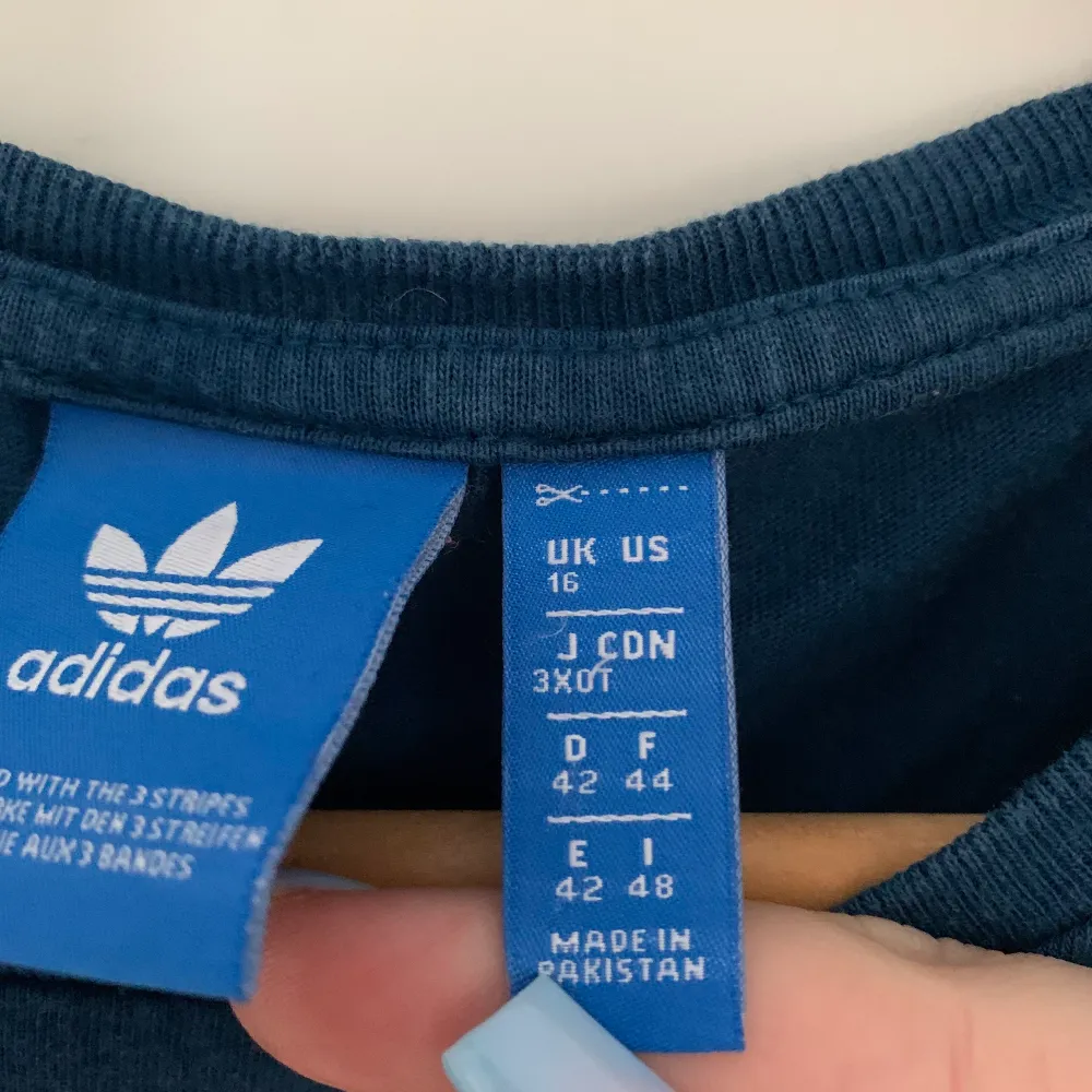 Säljer den a jättefina adidas T-shirt som jag köpte för något år sedan i Stockholm. Den är använd men fortfarande i väldigt fint skick, den har ett jättefint blommigt tryck och har inte sett många med denna. Passar både till vardags eller träning🥰. T-shirts.