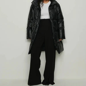 Na-kd Jacka  - Superfin jacka ifrån Na-kd, använt ett  fåtal ggr så jackan är i nyskick. Säljes just nu på deras hemsida för ca 600kr. Länk till jackan; https://www.na-kd.com/sv/produkter/pu-padded-long-jacket-svart-1018-008270-0002