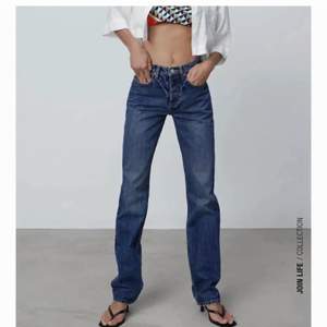 Midrise straight leg jeans från zara. Säljer då de blivit för små för mig! 