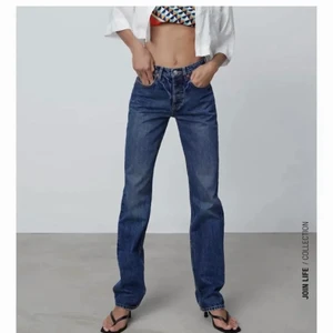 Jeans zara  - Midrise straight leg jeans från zara. Säljer då de blivit för små för mig! 