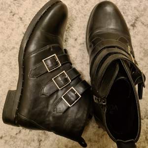 Svarta skor med spänne och små runda nitar 