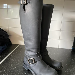 Johnny Bulls - Svarta stövlar från Johnny Bulls, knappt använda så i väldigt fint skick, köptes för 2100 kr. Frakt står köpare för (köpare väljer fraktsätt) eller kan vi mötas upp i Kävlinge/Lund/Landskrona/Staffanstorp osv 