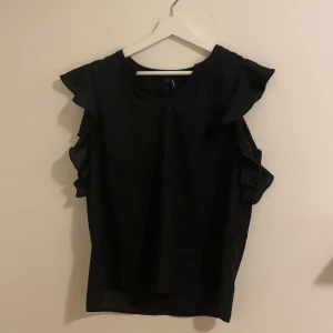 Svart blus - Svart blus från vero Moda i storlek L 