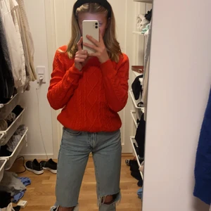 Hollister tröja  - Stickad fin röd tröja som aldrig kommer till användning❤️ säljer för 150 då frakt ingår märket är hollister! Stl M men sitter jättebra på mig som är XS/S men som även passar M.