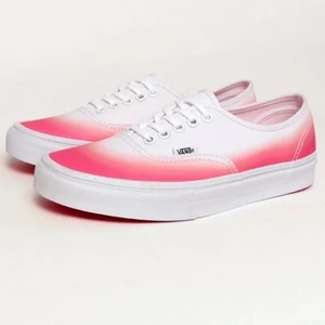 Vans - Oanvända vans i storlek 38,5🤍 Ena skon saknar skosnöre men annars i toppskick! Nypris: 700-800kr säljer för 250+frakt eller högsta bud!🤍