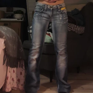 G-star lowwaisted jeans  - G-star lågmidjade jeans från Zalando pre-owned, alltså second hand. De luktar väldigt mycket tvättmedel redan när jag köpte dem från några veckor sedan, annars bra skick. Har aldrig använt. Fett coola. Nypris när jag köpte dem secondhand: 185kr. BUDA MED MINST 10 KR.